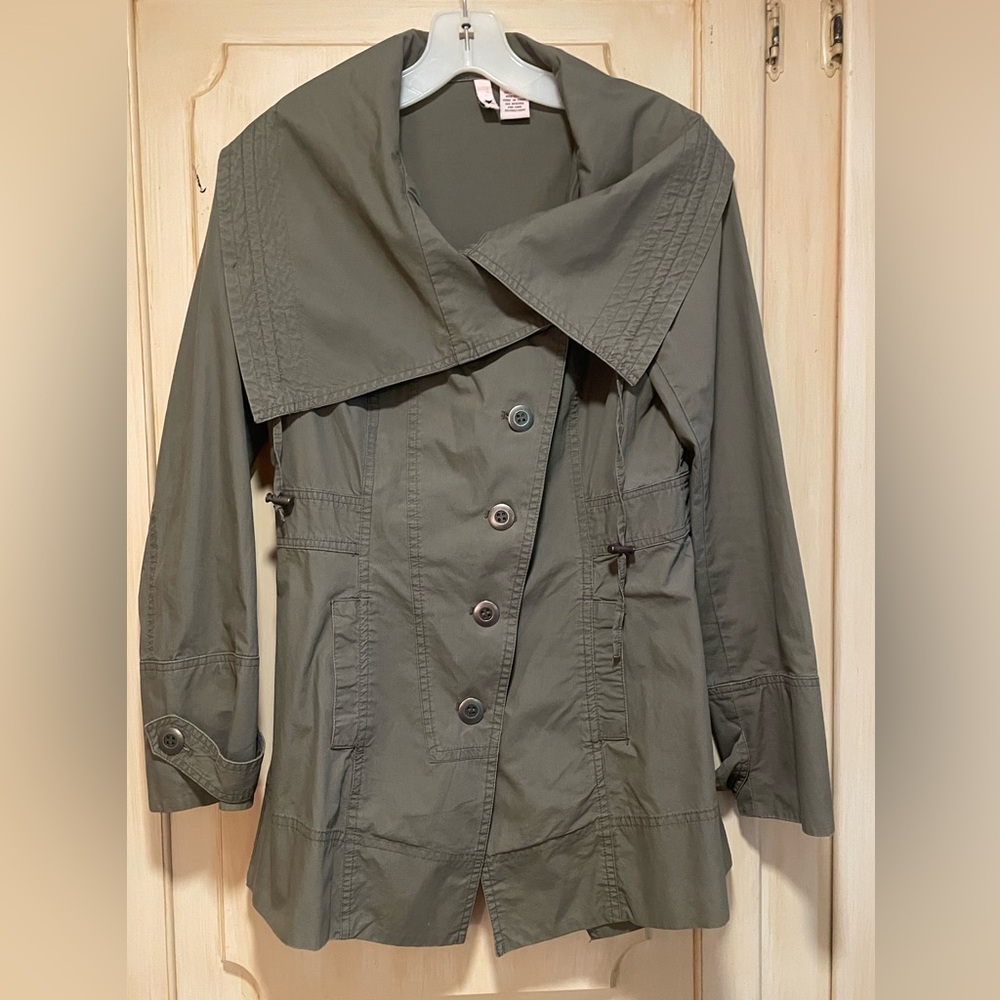 Green Trench Coat with Epaulettes and Collared Neckline